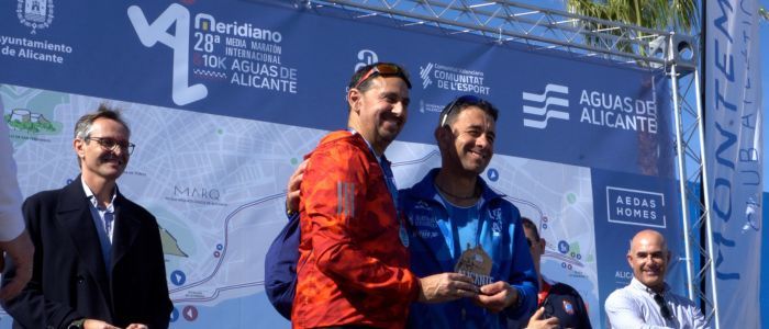 corredores de la media maraton alicante recibiendo premio