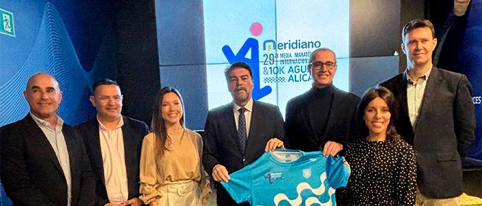 Equipo de Meridiano con la camiseta de la Media Maratón de Alicante