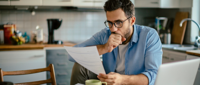 hombre viendo un documento en una cocina hombre viendo un documento en una cocina