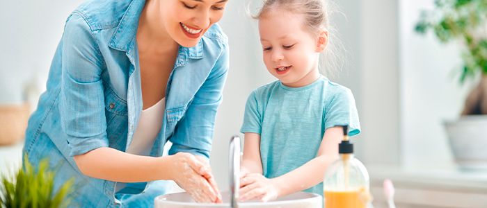 Madre e hija lavándose las manos | Covid19 Madre e hija lavándose las manos | Covid19