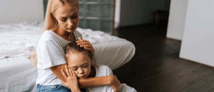 niña triste con su madre niña triste con su madre