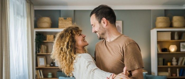 pareja feliz en su hogar pareja feliz en su hogar