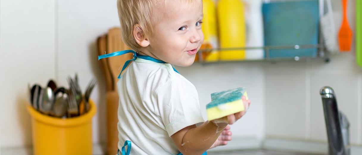 Niño ayudando en tareas del hogar | Bienestar infantil Niño ayudando en tareas del hogar | Bienestar infantil