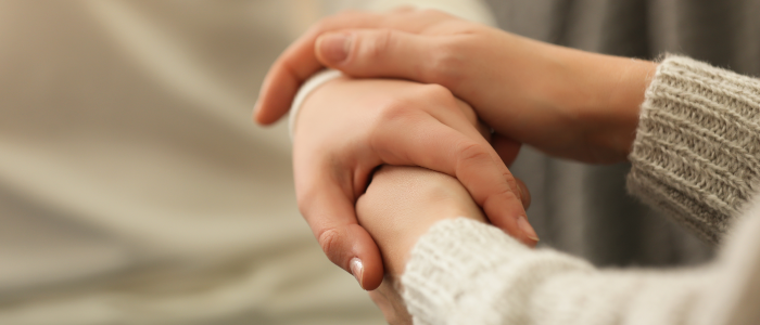 Dar la mano a un ser querido | Bienestar emocional Dar la mano a un ser querido | Bienestar emocional
